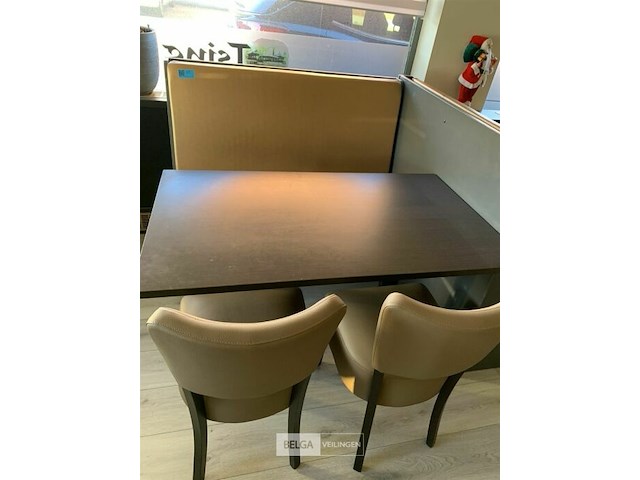 Bank met tafel en twee stoelen - afbeelding 1 van  1