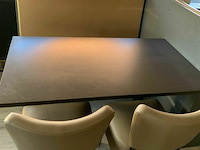 Bank met tafel en twee stoelen - afbeelding 1 van  1