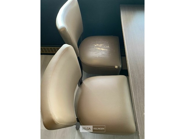 Bank met tafel en twee stoelen - afbeelding 2 van  2