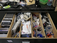 Bankmeubilair en hun inhoud, plank en inhoud - afbeelding 4 van  23