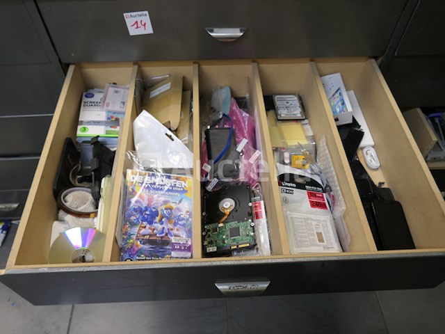 Bankmeubilair en hun inhoud, plank en inhoud - afbeelding 7 van  23