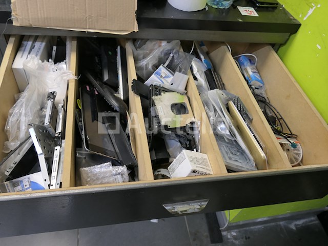 Bankmeubilair en hun inhoud, plank en inhoud - afbeelding 10 van  23