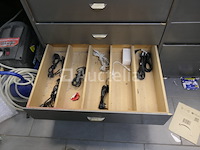 Bankmeubilair en hun inhoud, plank en inhoud - afbeelding 15 van  23