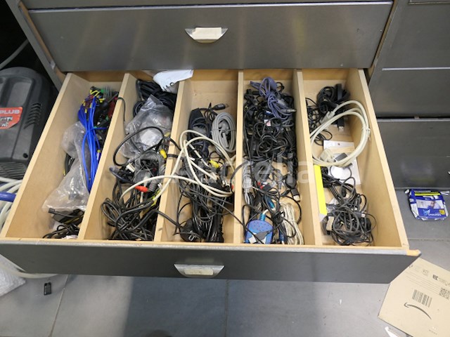 Bankmeubilair en hun inhoud, plank en inhoud - afbeelding 17 van  23