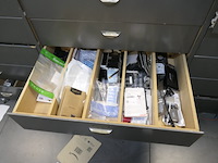 Bankmeubilair en hun inhoud, plank en inhoud - afbeelding 2 van  23