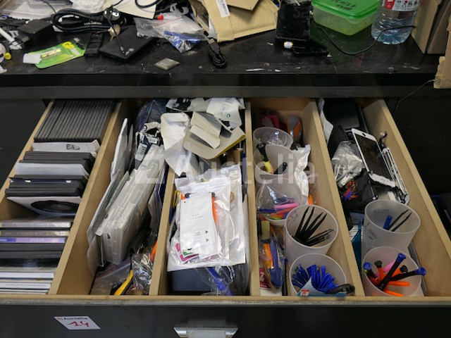 Bankmeubilair en hun inhoud, plank en inhoud - afbeelding 4 van  23