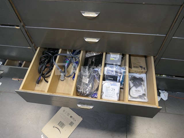 Bankmeubilair en hun inhoud, plank en inhoud - afbeelding 5 van  23