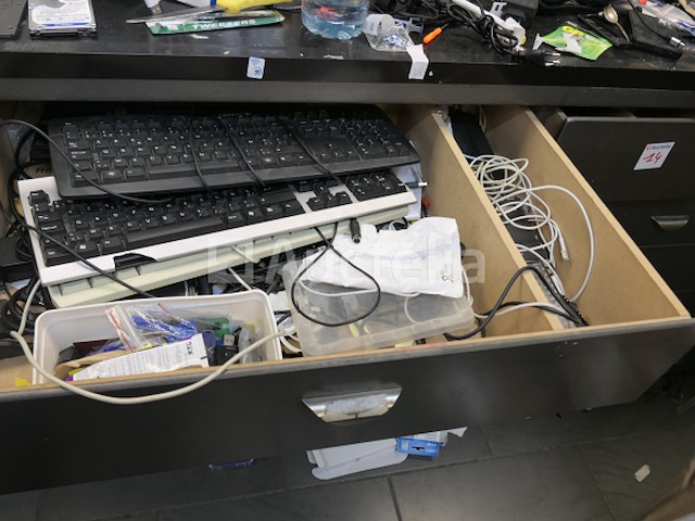 Bankmeubilair en hun inhoud, plank en inhoud - afbeelding 6 van  23