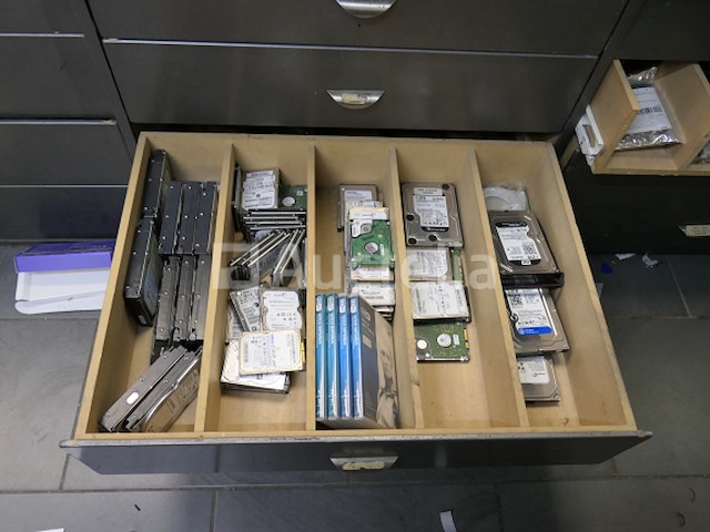 Bankmeubilair en hun inhoud, plank en inhoud - afbeelding 8 van  23