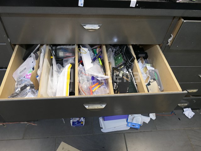 Bankmeubilair en hun inhoud, plank en inhoud - afbeelding 11 van  23