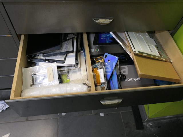 Bankmeubilair en hun inhoud, plank en inhoud - afbeelding 13 van  23