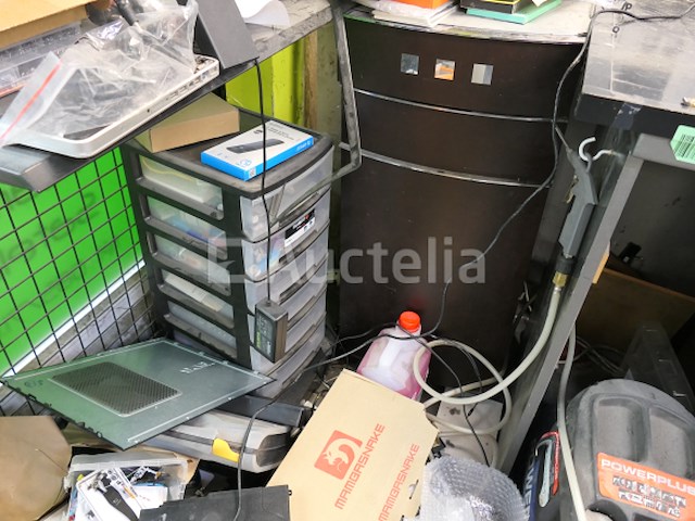 Bankmeubilair en hun inhoud, plank en inhoud - afbeelding 16 van  23