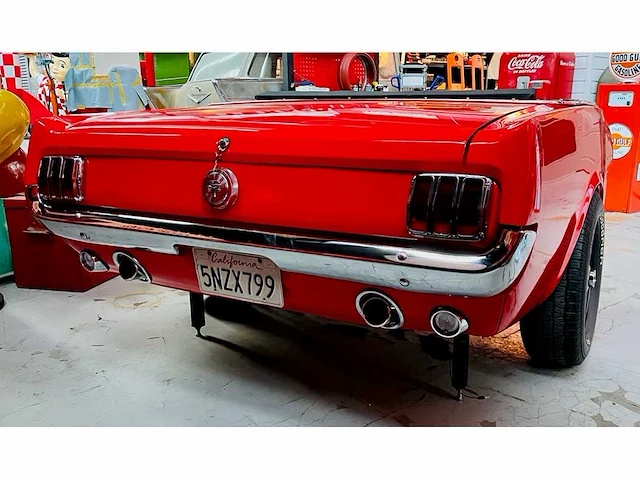 Bankstoel gemaakt van een authentieke ford mustang achterwiel - afbeelding 4 van  5