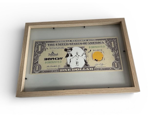 Banksy dismaland dollar 'napalm' - afbeelding 1 van  11