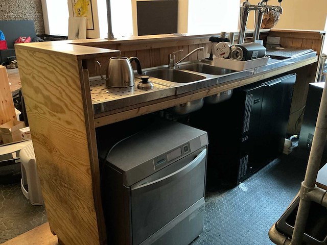 Bar - toog - bartoog met tapinstallatie en afwasbak - afbeelding 5 van  10