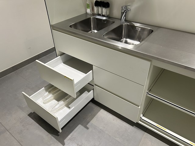 Bar-meubel in volkern met inox werkblad - afbeelding 2 van  6
