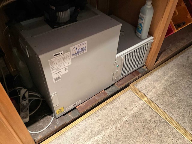 Barmeubel met tap en koeling - afbeelding 22 van  26