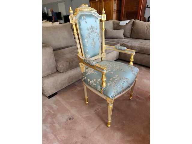 Barokke wandspiegel met versierde goud- en groenkleurige houten lijst in rococostijl 110x90 cm, barokke armstoel met een goud-met-wit gesneden houten frame en lichtturquoise damasbekleding - afbeelding 2 van  12