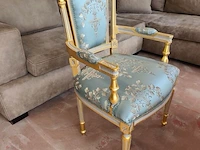 Barokke wandspiegel met versierde goud- en groenkleurige houten lijst in rococostijl 110x90 cm, barokke armstoel met een goud-met-wit gesneden houten frame en lichtturquoise damasbekleding - afbeelding 2 van  12