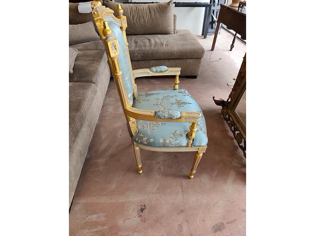 Barokke wandspiegel met versierde goud- en groenkleurige houten lijst in rococostijl 110x90 cm, barokke armstoel met een goud-met-wit gesneden houten frame en lichtturquoise damasbekleding - afbeelding 3 van  12