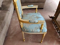Barokke wandspiegel met versierde goud- en groenkleurige houten lijst in rococostijl 110x90 cm, barokke armstoel met een goud-met-wit gesneden houten frame en lichtturquoise damasbekleding - afbeelding 3 van  12