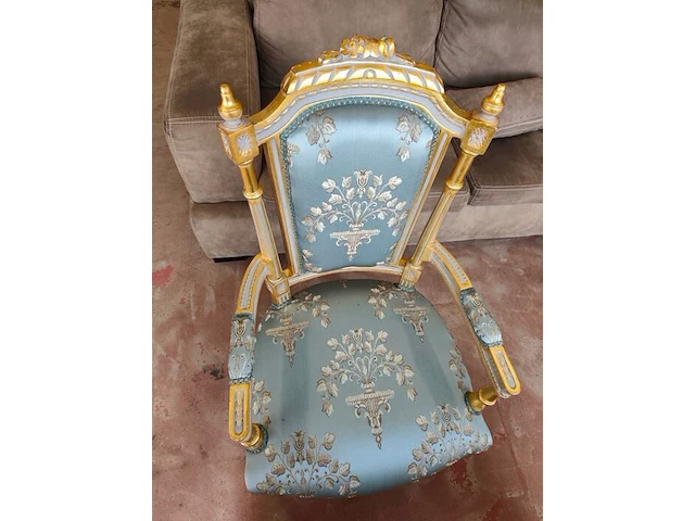 Barokke wandspiegel met versierde goud- en groenkleurige houten lijst in rococostijl 110x90 cm, barokke armstoel met een goud-met-wit gesneden houten frame en lichtturquoise damasbekleding - afbeelding 4 van  12