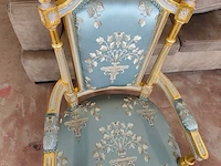 Barokke wandspiegel met versierde goud- en groenkleurige houten lijst in rococostijl 110x90 cm, barokke armstoel met een goud-met-wit gesneden houten frame en lichtturquoise damasbekleding - afbeelding 4 van  12