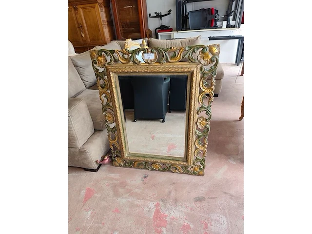 Barokke wandspiegel met versierde goud- en groenkleurige houten lijst in rococostijl 110x90 cm, barokke armstoel met een goud-met-wit gesneden houten frame en lichtturquoise damasbekleding - afbeelding 1 van  12