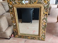 Barokke wandspiegel met versierde goud- en groenkleurige houten lijst in rococostijl 110x90 cm, barokke armstoel met een goud-met-wit gesneden houten frame en lichtturquoise damasbekleding