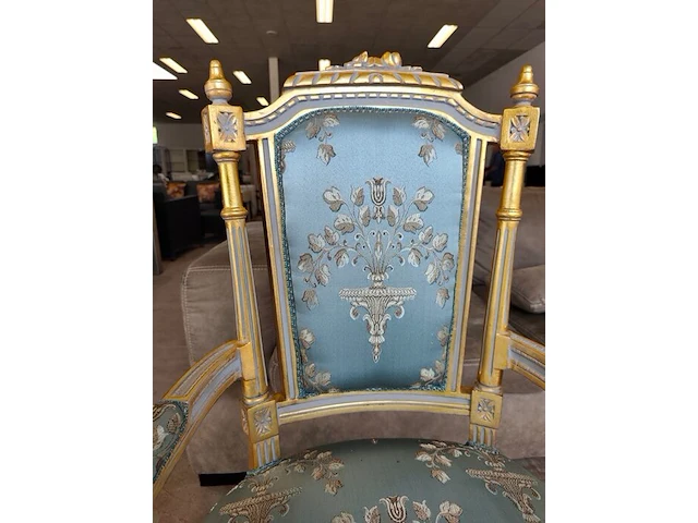 Barokke wandspiegel met versierde goud- en groenkleurige houten lijst in rococostijl 110x90 cm, barokke armstoel met een goud-met-wit gesneden houten frame en lichtturquoise damasbekleding - afbeelding 5 van  12