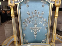 Barokke wandspiegel met versierde goud- en groenkleurige houten lijst in rococostijl 110x90 cm, barokke armstoel met een goud-met-wit gesneden houten frame en lichtturquoise damasbekleding - afbeelding 5 van  12