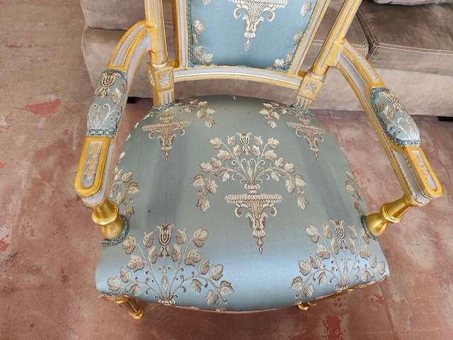 Barokke wandspiegel met versierde goud- en groenkleurige houten lijst in rococostijl 110x90 cm, barokke armstoel met een goud-met-wit gesneden houten frame en lichtturquoise damasbekleding - afbeelding 6 van  12