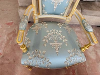 Barokke wandspiegel met versierde goud- en groenkleurige houten lijst in rococostijl 110x90 cm, barokke armstoel met een goud-met-wit gesneden houten frame en lichtturquoise damasbekleding - afbeelding 6 van  12