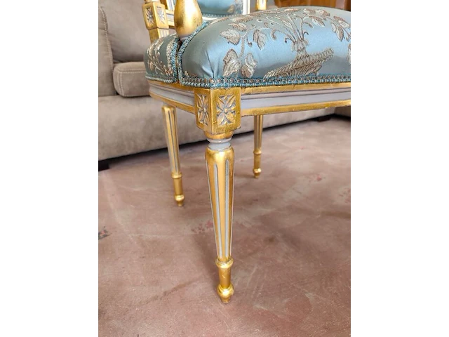 Barokke wandspiegel met versierde goud- en groenkleurige houten lijst in rococostijl 110x90 cm, barokke armstoel met een goud-met-wit gesneden houten frame en lichtturquoise damasbekleding - afbeelding 7 van  12