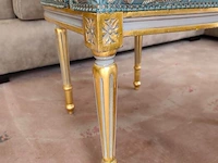 Barokke wandspiegel met versierde goud- en groenkleurige houten lijst in rococostijl 110x90 cm, barokke armstoel met een goud-met-wit gesneden houten frame en lichtturquoise damasbekleding - afbeelding 7 van  12