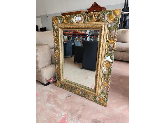 Barokke wandspiegel met versierde goud- en groenkleurige houten lijst in rococostijl 110x90 cm, barokke armstoel met een goud-met-wit gesneden houten frame en lichtturquoise damasbekleding - afbeelding 8 van  12