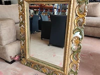 Barokke wandspiegel met versierde goud- en groenkleurige houten lijst in rococostijl 110x90 cm, barokke armstoel met een goud-met-wit gesneden houten frame en lichtturquoise damasbekleding - afbeelding 8 van  12