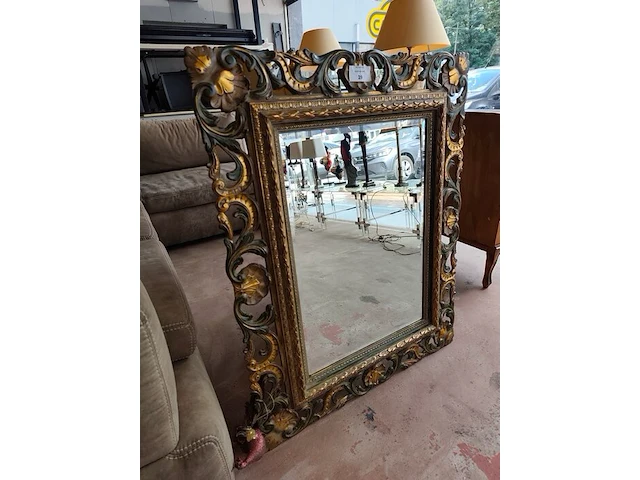 Barokke wandspiegel met versierde goud- en groenkleurige houten lijst in rococostijl 110x90 cm, barokke armstoel met een goud-met-wit gesneden houten frame en lichtturquoise damasbekleding - afbeelding 9 van  12