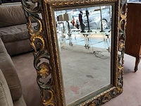 Barokke wandspiegel met versierde goud- en groenkleurige houten lijst in rococostijl 110x90 cm, barokke armstoel met een goud-met-wit gesneden houten frame en lichtturquoise damasbekleding - afbeelding 9 van  12
