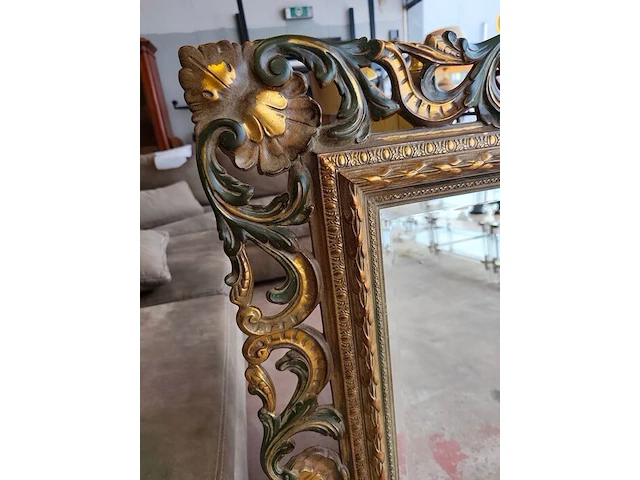 Barokke wandspiegel met versierde goud- en groenkleurige houten lijst in rococostijl 110x90 cm, barokke armstoel met een goud-met-wit gesneden houten frame en lichtturquoise damasbekleding - afbeelding 10 van  12