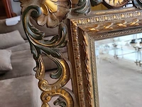 Barokke wandspiegel met versierde goud- en groenkleurige houten lijst in rococostijl 110x90 cm, barokke armstoel met een goud-met-wit gesneden houten frame en lichtturquoise damasbekleding - afbeelding 10 van  12