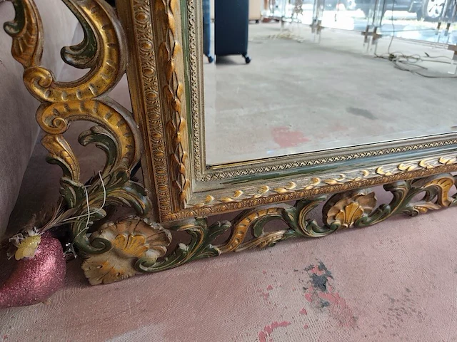 Barokke wandspiegel met versierde goud- en groenkleurige houten lijst in rococostijl 110x90 cm, barokke armstoel met een goud-met-wit gesneden houten frame en lichtturquoise damasbekleding - afbeelding 11 van  12
