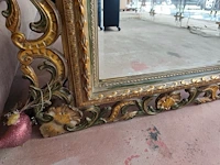 Barokke wandspiegel met versierde goud- en groenkleurige houten lijst in rococostijl 110x90 cm, barokke armstoel met een goud-met-wit gesneden houten frame en lichtturquoise damasbekleding - afbeelding 11 van  12