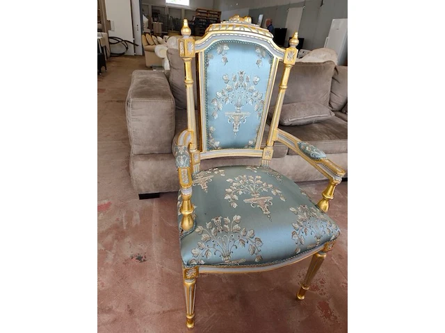 Barokke wandspiegel met versierde goud- en groenkleurige houten lijst in rococostijl 110x90 cm, barokke armstoel met een goud-met-wit gesneden houten frame en lichtturquoise damasbekleding - afbeelding 12 van  12