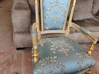 Barokke wandspiegel met versierde goud- en groenkleurige houten lijst in rococostijl 110x90 cm, barokke armstoel met een goud-met-wit gesneden houten frame en lichtturquoise damasbekleding - afbeelding 12 van  12