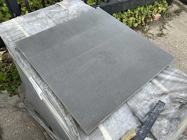 Basalt honed 500 saw&cut natuursteen tuintegels ca. 75m2 - afbeelding 1 van  3
