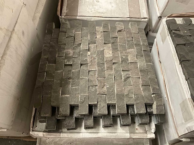 Basalt natural mozaïek tegel - afbeelding 1 van  3