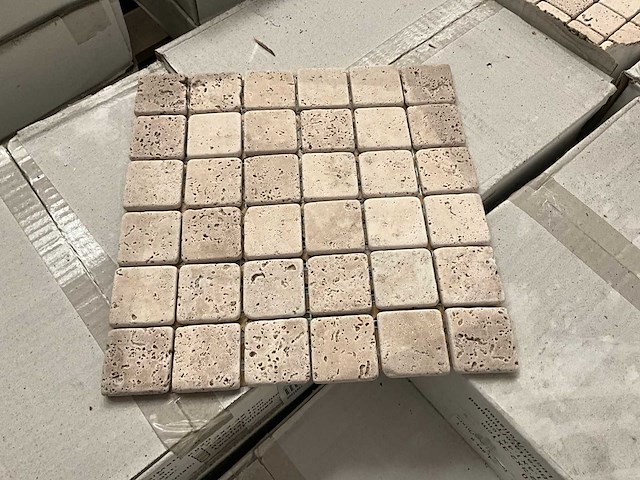 Basalt tranertine chiaro mozaïek tegel - afbeelding 1 van  3