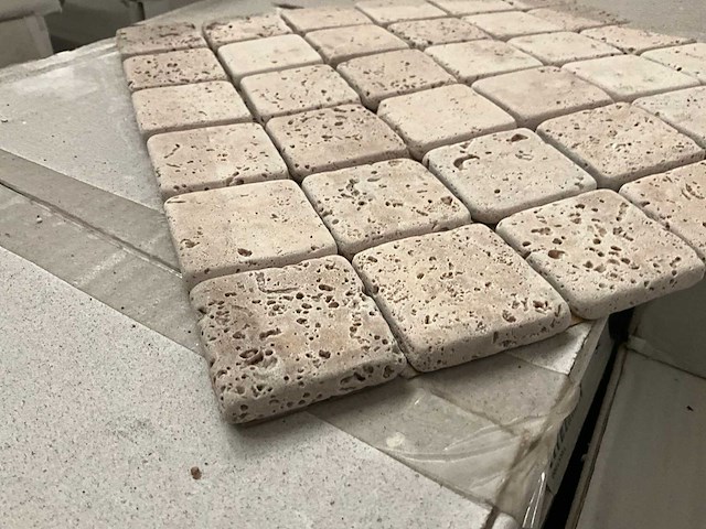 Basalt tranertine chiaro mozaïek tegel - afbeelding 3 van  3