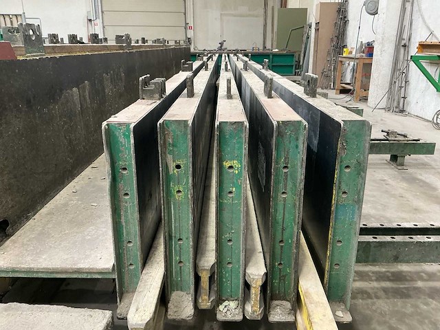 Batterij betonbekisting dubbel ( prefabbeton ) - 10m op 5x1m en 5x 0,75m - afbeelding 6 van  12